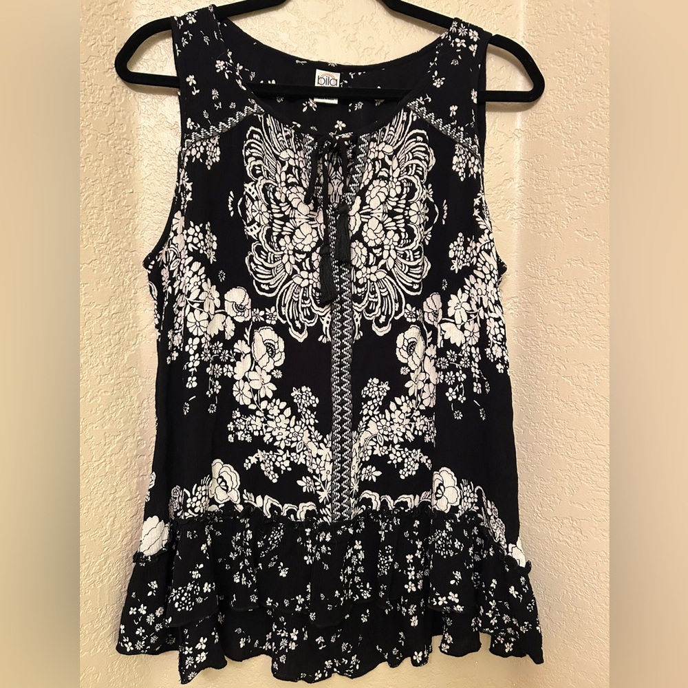 Bila Black & White Sleeveless Preloved Top Size Large